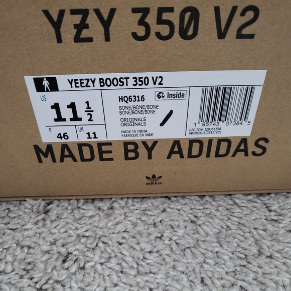 Yeezys 350 BOOST - Picture 3 of 6